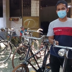 Sadam Husein, putra H. Amir Fatah (Alm) dan sejumlah koleksi sepeda tua peninggalan ayahnya. (foto: MUJI HARJITA/ BANGSAONLINE)