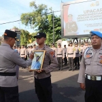 Kapolres Kediri Kota saat mencoret foto MIK. Foto: Ist