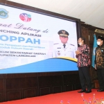 Bupati Yuhronur didampingi Wakil Bupati Abdul Rouf saat peluncuran aplikasi SiOPPAH. (foto: ist)