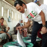 Cabup Qosim saat berkunjung ke Pasar Desa Campurejo, Kecamatan Panceng, Kabupaten Gresik (foto: ist)