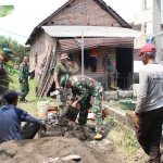 Satgas TMMD ke-126 mengerjakan pembangunan rumah warga di Desa Kedondong Tulangan, Kamis (9/10/2025). foto ist
