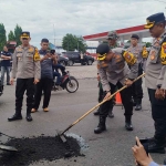 Penambalan jalan berlubang di Jombang.