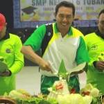 Kepala SMPN 6 Tuban ketika memotong tumpeng bersama komite di aula setempat. (foto: suwandi/BANGSAONLINE)