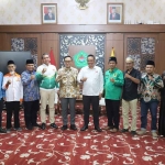 Bupati Pamekasan, Baddrut Tamam, saat foto bersama para anggota partai politik.