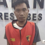 Pelaku pencurian motor wanita yang dicekoki miras saat diamankan Polrestabes Surabaya.