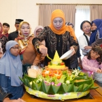 Khofifah saat memotong tumpeng