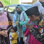 Wakil Bupati Gresik, Aminatun Habibah, saat melepas jemaah umrah YPI Darussalam Cerme. Foto: SYUHUD/BANGSAONLINE