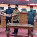 Wakil Bupati Drs Mohni didampingi Sekda Bangkalan Taufan Zairinsyah (kiri).