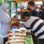 Proses transaksi di Pasar Murah Probolinggo