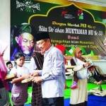 Ketua DPC PKB Bondowoso, Ahmad Dhafir, saat membagikan santunan ke anak yatim. (foto: sugiyanto/BANGSAONLINE)