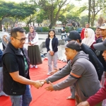 Wali Kota Batu, Nurochman saat menemui penyapu jalan