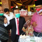 Wawali Punjul Santoso didampingi Kadiskumdag Drs. Eko Suhartono dan Ketua Kadin Endro Wahyu melihat produk Koperasi Mikawa.