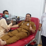 Wali Kota Probolinggo saat mengikuti donor darah dalam rangka memperingati HUT ke-80 PMI.