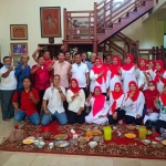 Gus Yani-Bu Min bersama Bambang Ger, Siti Muafiyah, dan keluarga besar PDIP Gresik. foto: ist.