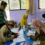 Dua orang penumpang yang baru turun dari Kereta Api di Stasiun Kediri, saat menjalani proses pemeriksaan di ruang Observasi. 