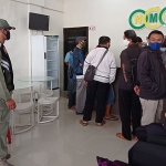 Petugas Satpol PP Kota Kediri saat melaksanakan operasi nonyustisi di Kantor Koperasi NMSI di Jalan Patiunus Kota Kediri. (foto: ist)