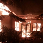 Kondisi rumah korban saat terbakar.