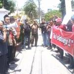 TEMUI PENDEMO: Komisioner KPU M Iskak menyampaikan penjelasan terkait tuntutan massa yang berunjuk rasa di depan KPU Sidoarjo, Selasa (20/10/2015). foto: musta’in/BANGSAONLINE.com