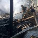 LUDES – Rumah yang ludes terbakar di Jalan Imam Bonjol, Kota Kediri, Jawa Timur, Sabtu (27/9/2014). Foto : arif kurniawan/BangsaOnline

