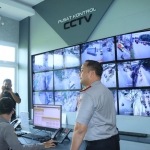 Kapolres Gresik AKBP Ramadhan Nasution, mengecek layanan piket 110 dan Hotline Lapor Kapolres Gresik CakRama. foto: ist.
