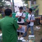 GALANG DANA. Pemuda Ansor sedang melakukan penggalangan dana. foto : shopii/bangsaonline