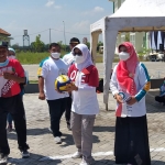 Ketua KORMI Kabupaten Pasuruan, Ny Lulis Irsyad Yusuf didampingi Direktur RSUD Grati, Drg Dyah Retno Lestari memberikan bola kepada salah satu peserta lomba.