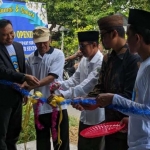 Kades Sembunganyar, Abdul Khobir (tiga dari kanan) menggunting pita saat launching unit usaha bengkel milik Bumdes Makmur Sentosa. FOTO: ist.