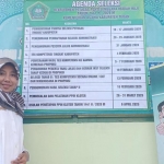 Kasi Penyelenggara Haji dan Umrah Kabupaten Tuban, Umi Kulsum menunjukkan pengumuman pembukaan pendaftaran petugas haji. 