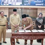 Ketua DPRD Lamongan, Abdul Ghofur, saat menandatangani perubahan KUA-PPAS 2022.