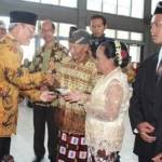 Wakil Bupati Kediri Masykuri Ihsan saat memberikan tumpeng kepada calon pengantin tertua. foto: Humas Pemkab Kediri