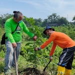 Koordinator ARPL Kediri, Ari Purnomo Adi (kiri), dan Plt Kepala Distanbun Kabupaten Kediri, Anang Widodo, saat melakukan penanaman pohon di Kebun Bibit Mranggen. Foto: MUJI HARJITA/ BANGSAONLINE