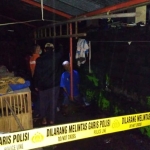 Lokasi ditemukan Prayitno yang masih dalam posisi menggantung di tiang dapur belakang rumah.