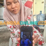 Ibu korban tenggelam di Surabaya. Foto: RUSMIYANTO/BANGSAONLINE