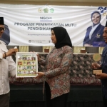 Dini Rahmania, Anggota DPR RI saat menerima penghargaan dari Forkom Jurnalis Nahdliyin