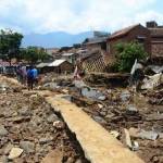 Kerusakaan akibat banjir bandang di Garut dan Sumedang. Tampak hunian penduduk di sepanjang Sungai Kabupaten Sumedang yang tersapu banjir. Mobil dan rumah penduduk tak luput dari terjangan banjir. Sementara warga dan petugas terus mengevakuasi dan melakukan pencarian korban.