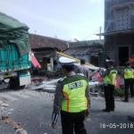 Petugas Polres setempat ketika mendatangi tempat kejadian perkara. 