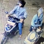 Tangkapan layar CCTV pencurian motor di minimarket Jl. Sedati Gede