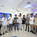  Forkom Jurnalis Nahdliyin menyerahkan penghargaan Tokoh Muda Nahdliyin Inspiratif 2025 kepada Dodik Ariyanto, Group Head East Region XLSMART