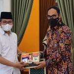 Bupati Bangkalan, R Abdul Latif Amin Imron, saat menerima hadiah dari Direktur Utama PT Garam (Persero), Achmad Ardianto.
