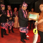 PENGHARGAAN: Bupati H Saiful Ilah menyerahkan trofi kepada pemenang Lelang Bandeng Tradisional di Alun-alun Sidoarjo, Rabu (14/12) malam. foto: mustain/ BANGSAONLINE
