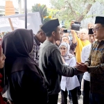 Pj Gubernur Jawa Timur, Adhy Karyono saat takziah ke rumah duka