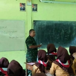 Danramil Dukun Kapten Inf Joko Sarjito saat menyampaikan materi Hankamrata kepada siswa. foto: syuhud/ bangsaonline