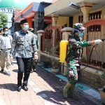 Plt. Wali Kota Pasuruan Raharto Teno Prasetyo, S.T. memastikan penyemprotan disinfektan dilakukan secara merata.