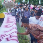Ribuan warga sekitar pabrik Semen Indonesia di Rembang mengucapkan ikrar bersama dan tanda tangan pada spanduk raksasa sebagai bentuk dukungan berdirinya pabrik semen. foto: SYUHUD/ BANGSAONLINE