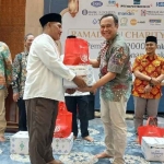 Direktur HR & Logistik PT BKMS Agung Guritno (kanan) saat menyerahkan bantuan kepada warga sekitar kawasan. (Ist)