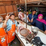 Calon Gubernur Jatim nomor urut 2, Khofifah Indar Parawansa, saat menyapa pedagang di Pasar Berbek, Nganjuk.