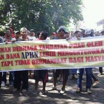 Warga yang melakukan demo, menuntut adanya negoisasi ulang bagi hasil pengeloaan jembatan penyebrangan sungai Brantas di Tulungagung.