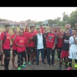 Cabup Sugiri Sancoko bersama Dian Agus dan Fahrudin Hadi menyaksikan pertandingan sepak bola friendly match.
