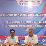 Kepala perwakilan Ombudsman RI Jatim Agus Muttaqin dan staf saat membahas laporan masyarakat terkait pelayanan publik di Surabaya. foto: istimewa.