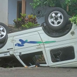 Mobil yang terlibat kecelakaan di Jalan Raya Penataran-Tawangsari, Kecamatan Garum, Kabupaten Blitar.